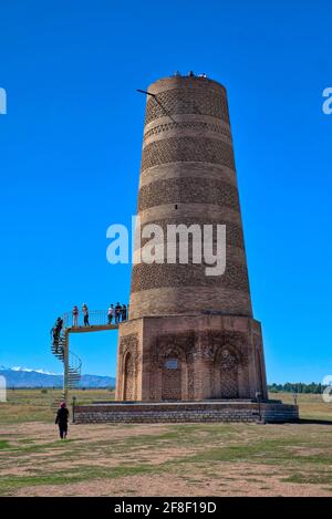 La Torre Burana, situata a 80 km (50 miglia) da Bishkek, è uno dei siti archeologici più conosciuti del Kirghizistan. Burana è anche sede di un museo di importazione Foto Stock