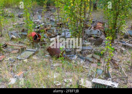 Componenti elettronici guasti davanti alla stazione radar Duga nel Ucraina Foto Stock
