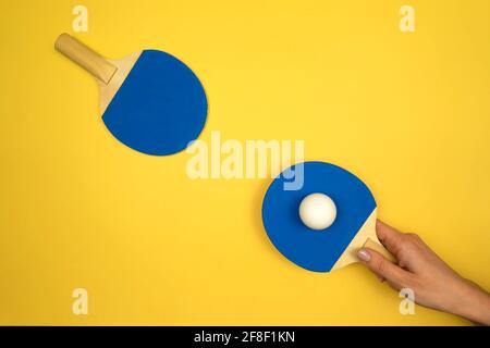 Racchette da ping pong giacciono su un tavolo pronto per il torneo Foto Stock