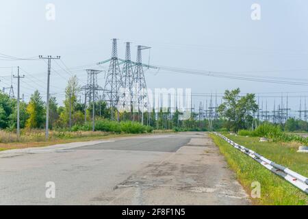 Strada vuota nei pressi della centrale di Chernobyl in Ucraina Foto Stock