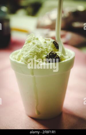 Rum e Raisin Icecream in una tazza con un cucchiaio Foto Stock