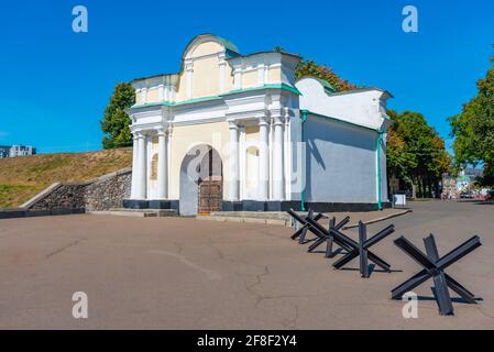 Antico edificio militare vicino al monumento di Motherland a Kiev, Ucraina Foto Stock