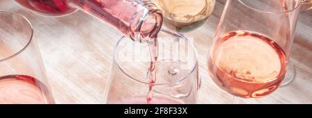 Vino rosato panorama con vari bicchieri Foto Stock