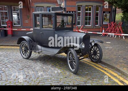Una Model T Ford Coupe d'epoca risalente agli anni '20 fuori dalla stazione ferroviaria di Kidderminster, Worcestershire, Regno Unito Foto Stock