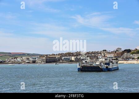 Torpoint Ferriy sul Hamoaze con Torpoint sullo sfondo. Oltre a collegare Torpoint con Plymouth, forniscono un ponte galleggiante tra Cornw Foto Stock