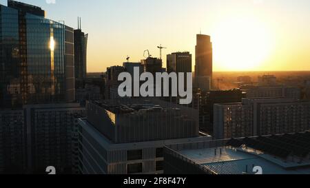 Varsavia, Polonia 12.01.2020 - incredibile alba dorata sul centro finanziario di Varsavia. Antenna. Foto di alta qualità Foto Stock