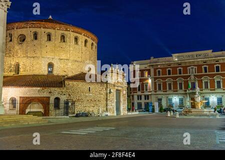 Vista notturna della vecchia cattedrale di Brescia Foto Stock