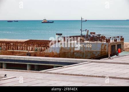 Mangystau, Kazakistan - 19 maggio 2012: Chiatta semovente sul terminal delle navi. Mar Caspio, Baia di Bautino, Porto Marittimo. Navi in acqua blu e cielo blu. Foto Stock