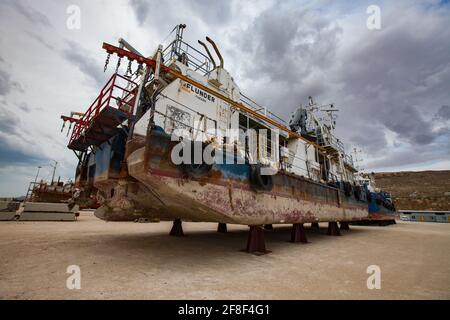 Mangystau, Kazakhstan - 19 maggio 2012: Mar Caspio, baia di Bautino e porto marittimo. Nave sul cantiere di riparazione navale. Cielo nuvoloso grigio. Foto Stock