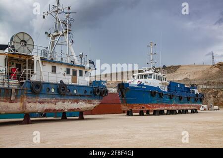 Mangystau, Kazakhstan - 19 maggio 2012: Cantiere navale del Mar Caspio. Cielo nuvoloso grigio. Foto Stock