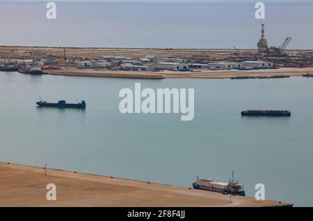 Terminal di carico delle navi cisterna petrolifere. Baia di Bautino, Mar Caspio, Kazakistan. Panorama della baia dock. Petrolio derrick e borgata all'orizzonte. Foto Stock