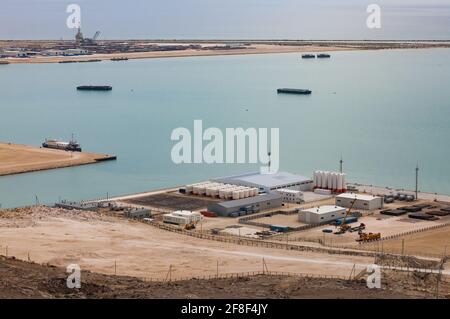 Porto Marittimo di Bautino. Terminale di carico dell'olio per navi cisterna. Olio derrick all'orizzonte. Baia di Bautino, Mar Caspio, Kazakistan. Vista panoramica. Foto Stock