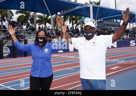 Yvette Colbourne (a sinistra), vice sindaco di Miramar, e il commissario Maxwell Chambers posano con maschere facciali durante il Miramar Invitational, sabato, Foto Stock