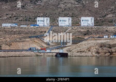 Mangystau, Kazakistan: Baia di Bautino. Terminale di carico per navi cisterna. Serbatoi e condotte di stoccaggio olio della società KazMunaiGaz. Foto Stock