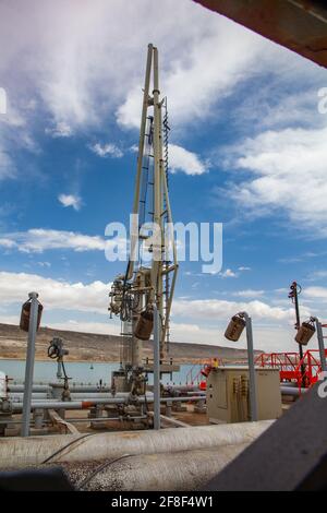 Mangystau, Kazakhstan: Terminal di carico del petrolio sul Mar Caspio. Baia di Bautino. Braccio di carico, impianto di spegnimento e attrezzatura. Foto Stock