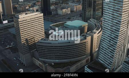 Varsavia, Polonia 12.01.2020 - Vista aerea di Varsavia, del centro città, dei grattacieli al mattino e delle strade vuote. Foto di alta qualità Foto Stock