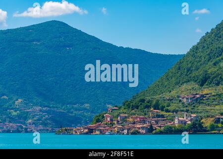 Vello Village lungo il lago d'Iseo in Italia Foto Stock