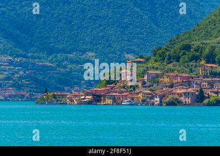 Vello Village lungo il lago d'Iseo in Italia Foto Stock
