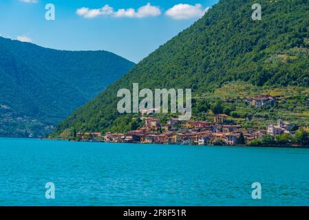 Vello Village lungo il lago d'Iseo in Italia Foto Stock