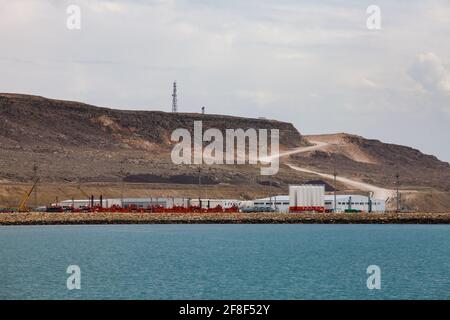 Mar Caspio, Kazakistan. Baia di Bautino. Magazzino terminale di rifornimento olio per navi petroliere. Porto marittimo per navi petroliere. Panorama. Foto Stock
