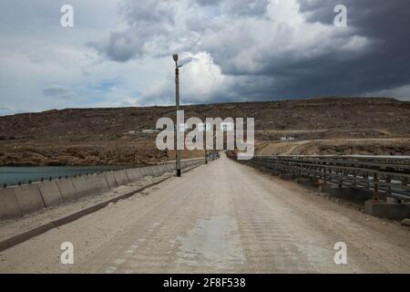 Mangystau, Kazakhstan, Baia di Bautino. Strada verso il terminal di carico per le navi petroliere. Serbatoi di stoccaggio dell'olio della società KazMunaiGaz. Foto Stock