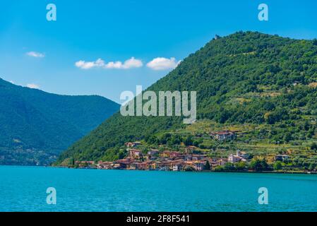 Vello Village lungo il lago d'Iseo in Italia Foto Stock