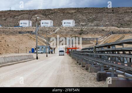 Mangystau, Kazakhstan, Baia di Bautino. Strada verso il terminal di carico per le navi petroliere. Serbatoi di stoccaggio dell'olio della società KazMunaiGaz. Foto Stock