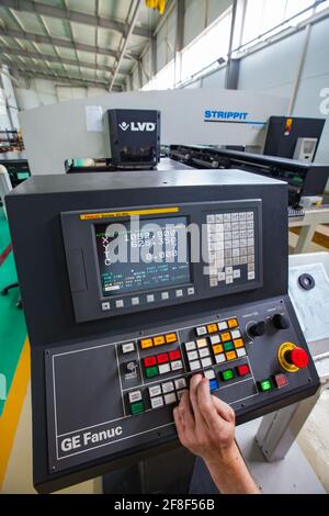 Aktau, Kazakhstan.CNC pannello di controllo macchina da taglio laser e mano del lavoratore. Macchina per la programmazione dell'operatore. RIG Ltd Foto Stock