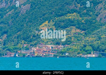 Vello Village lungo il lago d'Iseo in Italia Foto Stock