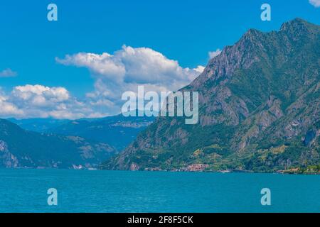 Vello Village lungo il lago d'Iseo in Italia Foto Stock