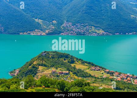 Veduta aerea del villaggio di Sensole a Monte Isola in Italia Foto Stock
