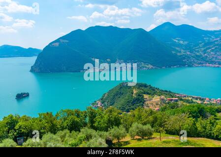 Veduta aerea del villaggio di Sensole a Monte Isola in Italia Foto Stock
