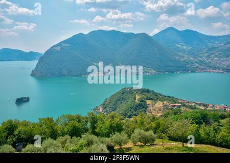 Veduta aerea del villaggio di Sensole a Monte Isola in Italia Foto Stock