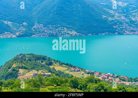 Veduta aerea del villaggio di Sensole a Monte Isola in Italia Foto Stock