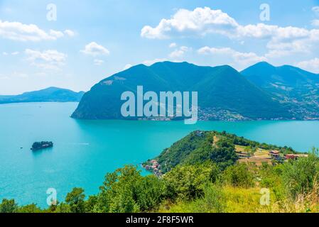 Veduta aerea del villaggio di Sensole a Monte Isola in Italia Foto Stock