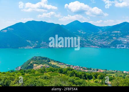 Veduta aerea del villaggio di Sensole a Monte Isola in Italia Foto Stock
