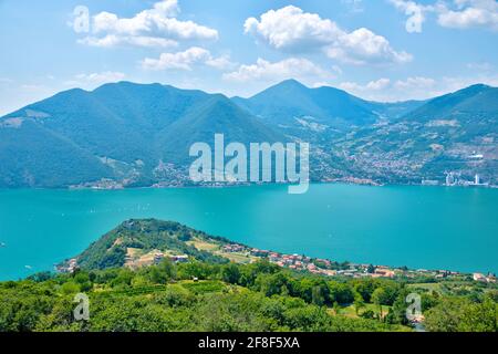 Veduta aerea del villaggio di Sensole a Monte Isola in Italia Foto Stock