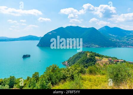 Veduta aerea del villaggio di Sensole a Monte Isola in Italia Foto Stock