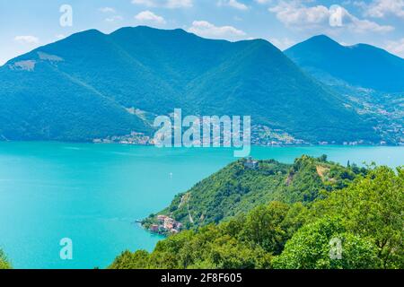 Veduta aerea del villaggio di Sensole a Monte Isola in Italia Foto Stock