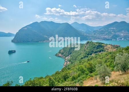 Veduta aerea del villaggio di Sensole a Monte Isola in Italia Foto Stock