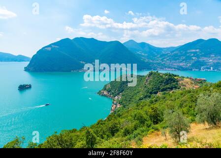 Veduta aerea del villaggio di Sensole a Monte Isola in Italia Foto Stock