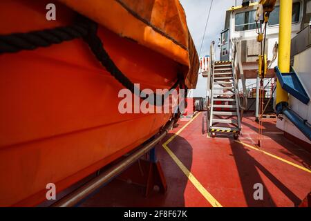 Aktau, Kazakhstan: Mar Caspio, terminal di carico gas. Piano di lavoro e tubi antincendio della nave cisterna GPL "Anbutane". Barca di emergenza sinistra. Foto Stock