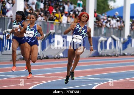 Sha'Carri Richardson (USA), destra, defeats Teahna Daniels (USA), sinistra, e Javianne Oliver (USA) per vincere la donna 100 m nel 10.72 durante il Miramar Foto Stock