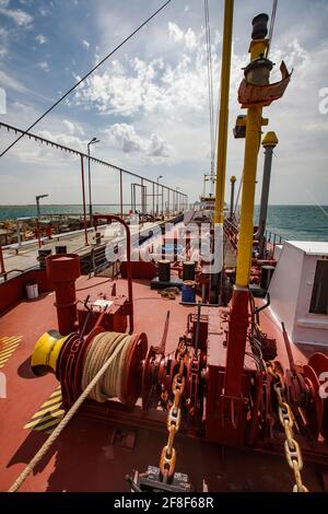 Aktau, Kazakhstan - Maggio 19 2012: Nave cisterna GPL 'Anbutane' per il trasporto di gas liquefatto primo piano foto. Mar Caspio, terminal di carico del gas di Aktau Foto Stock