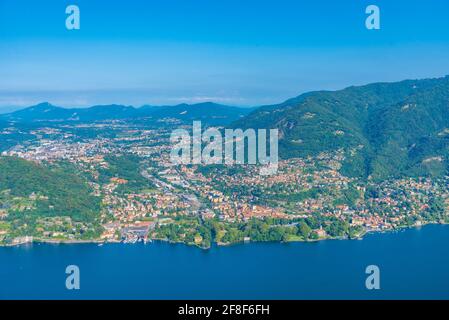 Veduta aerea delle città di Cernobbio e Tavernola vicino al lago di Como In Italia Foto Stock