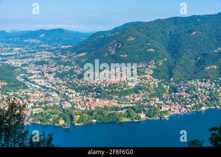 Veduta aerea delle città di Cernobbio e Tavernola vicino al lago di Como In Italia Foto Stock