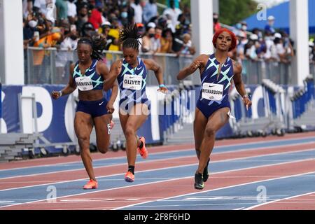 Sha'Carri Richardson (USA), destra, defeats Teahna Daniels (USA), sinistra, e Javianne Oliver (USA) per vincere la donna 100 m nel 10.72 durante il Miramar Foto Stock