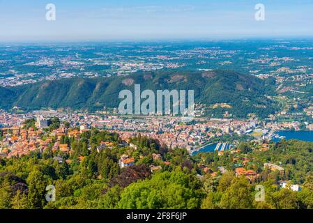 Veduta aerea del villaggio di Brunate vicino al lago di Como in Italia Foto Stock