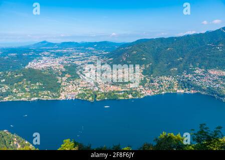 Veduta aerea delle città di Cernobbio e Tavernola vicino al lago di Como In Italia Foto Stock
