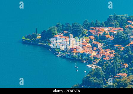 Veduta aerea del paese di Torno e del lago di Como in Italia Foto Stock